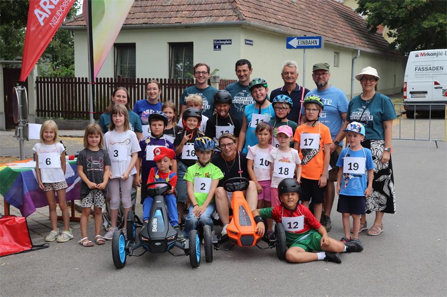 Das Kettcar-Rennen der Kinderfreunde Neudörfl mit Obmann Lukas Feßl (hinten links) war auch dieses Jahr bei bestem Wetter wieder sehr gut besucht. 
