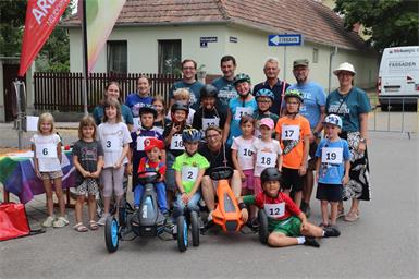 Das Kettcar-Rennen der Kinderfreunde Neudörfl mit Obmann Lukas Feßl (hinten links) war auch dieses Jahr bei bestem Wetter wieder sehr gut besucht. 