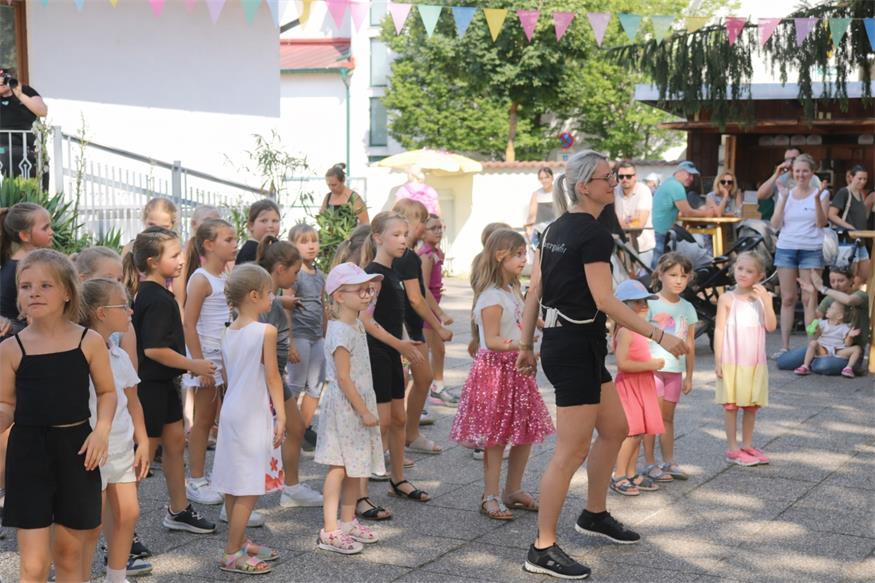 Das Kinderfest des Vereins Zwergerlaktiv war hervorragend besucht. Besonders die einstudierten Tanzchoreografien – hier gemeinsam mit Obfrau Natalie Mihalits – begeisterten das Publikum und wurden von Eltern, Großeltern sowie Angehörigen und Freunden mit großem Applaus belohnt.