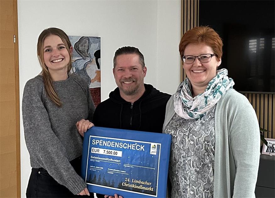 Das „Komitee Christkindlmarkt“ bei der Spendenübergabe. Denise Pummer, Gernot Tauss und Maria Tauss-Brantweiner (v.l.).