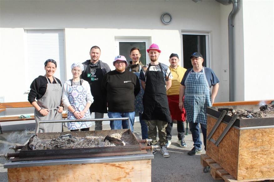 Das Küchenteam - im Bild Coni Gager, Lara Gager, Sebastian Frühstück, Andi Frühstück, Marco Gager, Elias Melchart, Mathias Melchart und Walter Baldauf - bereitete am Samstag Kistenfleisch zu. 