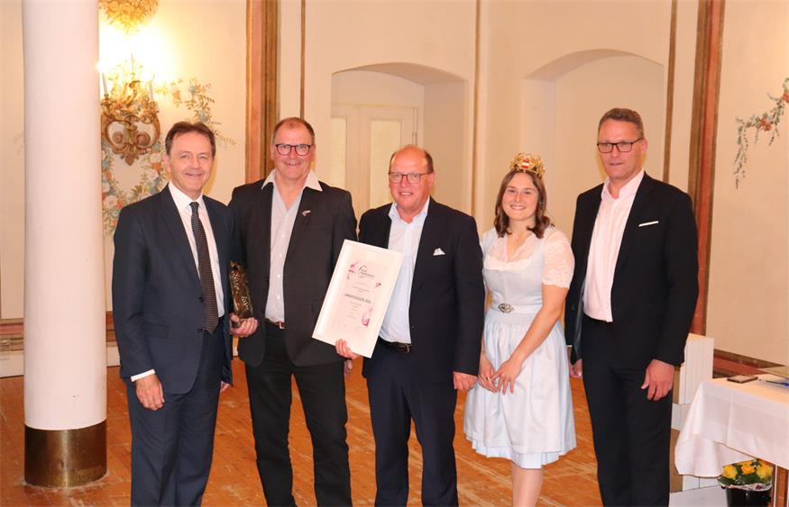 Das Landesweingut Burgenland siegte mit seinem Chardonnay bei den Burgundersorten, Weinbau- und Kellerwirtschaftslehrer Albert Unger übernahm den Preis stellvertretend für seine 88 Schülerinnen und Schüler, die an der Entstehung des Siegerweines beteiligt waren.