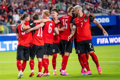 Das ÖFB-Team beglückwünscht sich für einen mühevollen Sieg