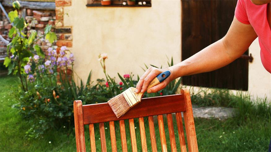 Holzmöbel im Garten richtig pflegen Das Öl wird mit Pinsel oder Schwamm aufgetragen und sollte 20 30 Minuten einwirken.