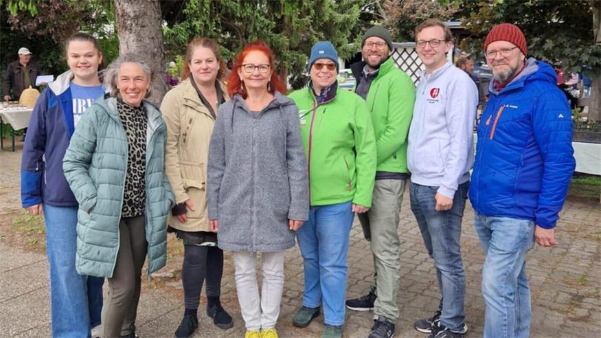 Das Organisationsteam der GRÜNEN Ortspartei, der Pfarre und der Kinderfreunde Neudörfl mit Jungschar-Leiterin Anna Janitsch, Pastoralassistentin Jutta Pramhofer-Marchhart, GRÜN-Gemeinderätin Julia Klenner, GRÜN-Ersatzgemeinderätin Helga Meerkatz, GRÜN-Gemeindevorständin Sabine Schügerl, GRÜN-Gemeinderat Raphael Fink, Kinderfreunde-Obmann Lukas Feßl und Vizebürgermeister und Kinderfreundeteammitglied Michael Sgarz. 