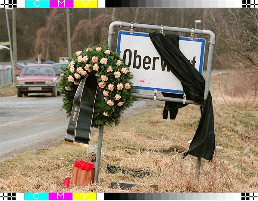 Das Ortsschild in Oberwart mit Trauerschleife am Tag nach dem Anschlag