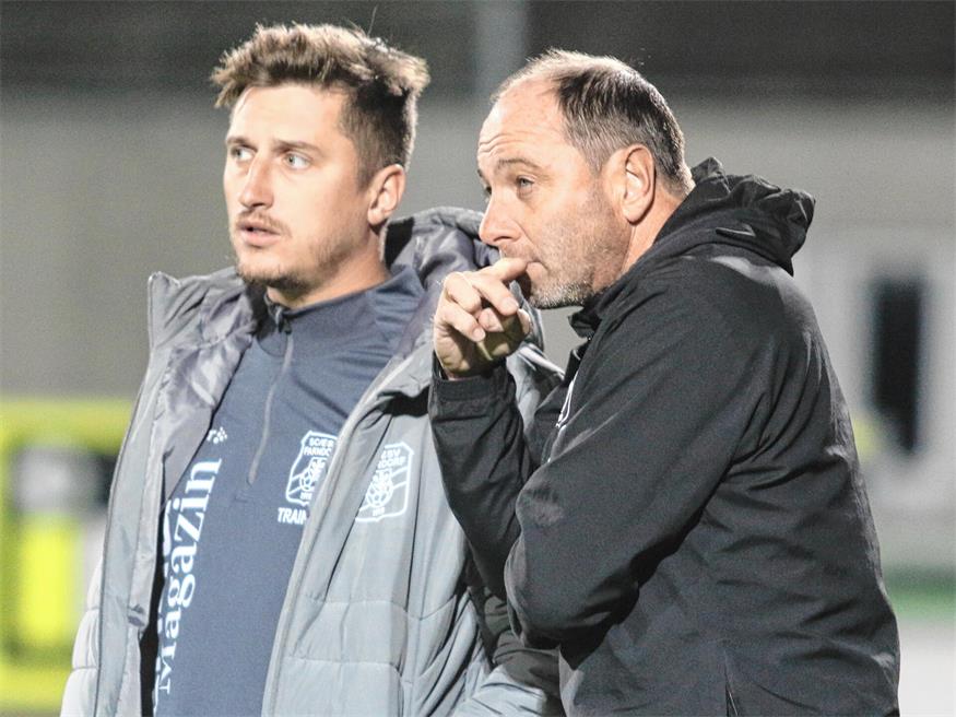 Das Parndorfer Trainerduo Paul Hafner (r.) und Lukas Eisenbarth muss sich für as kommende Spiele etwas einfallen lassen.Defensiv fallen Christian Bubalovic und Kapitän David Dornhackl aus. 