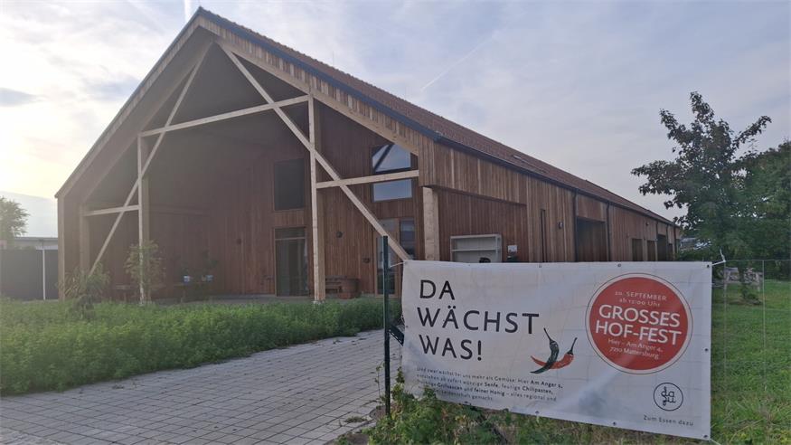 Das Plakat vor der Halle weist bereits auf das Hof-Fest hin.