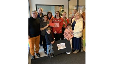 Das Präsidium des PVÖ-Draßburg mit Obmann Hans Lohr (l.) hat eine Spende in der Höhe von 1.840 Euro für ein neues Klettergerüst an die Leiterin des Kindergartens, Ingrid Fleischhacker (3. v. l.) überreicht. Am Bild: Die Kinder Andreas und Rebecca, PVÖ-Obmann Hans Lohr, Kindergartenleiterin Ingrid Fleischhacker, vom Kindergarten: Mercedes, Hannah und Gabi sowie Gottfried, Traude und Franz.