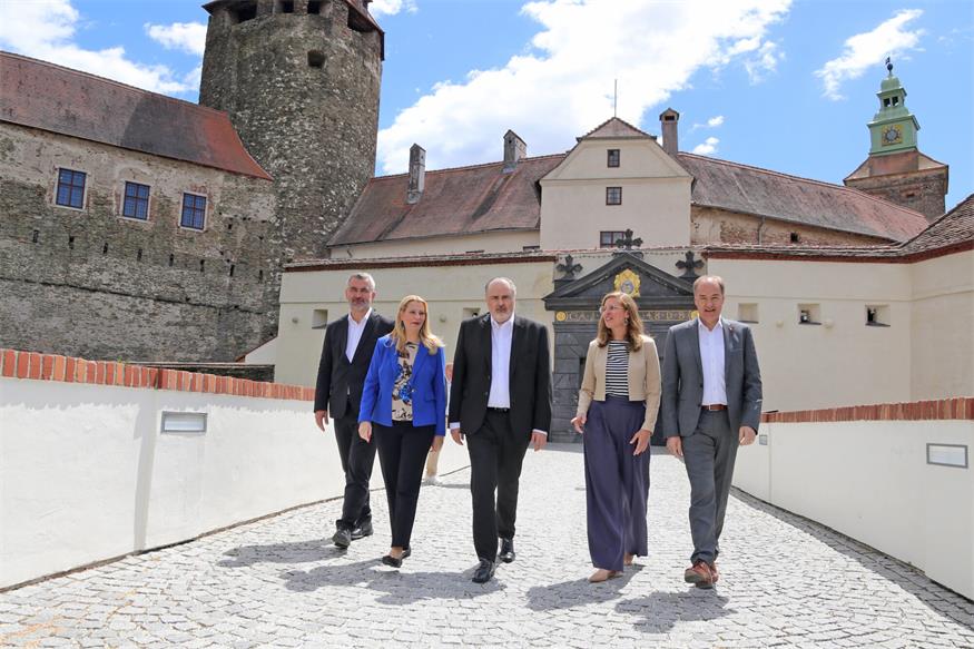 Das Regierungsteam auf Burg Schlaining: Landeshauptmann Hans Peter Doskozil (M.) und Stellvertreterin Anja Haider-Wallner (2.v.r.) mit den Landesräten Heinrich Dorner, Daniela Winkler und Leonhard Schneemann (v.l.).