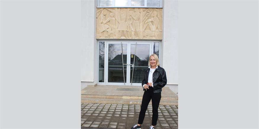Das Relief über dem Nebeneingang der Volksschule stammt von Edi Schenk, der sich nicht nur als Künstler einen Ruf weit über das Mittelburgenland hinaus erworben hat, sondern auch Elisabeth Seifrieds Lehrer an der Pädagogischen Hochschule gewesen ist und sie sehr geprägt hat.