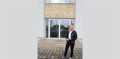 Das Relief über dem Nebeneingang der Volksschule stammt von Edi Schenk, der sich nicht nur als Künstler einen Ruf weit über das Mittelburgenland hinaus erworben hat, sondern auch Elisabeth Seifrieds Lehrer an der Pädagogischen Hochschule gewesen ist und sie sehr geprägt hat.