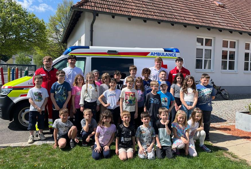 Das Rettungsfahrzeug war eines der Highlights. Die Volksschulkinder aus Unterrabnitz verbrachten einen interessanten und lehrreichen Unterrichtstag mit den Mitarbeitern des Roten Kreuzes.