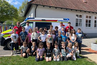 Das Rettungsfahrzeug war eines der Highlights. Die Volksschulkinder aus Unterrabnitz verbrachten einen interessanten und lehrreichen Unterrichtstag mit den Mitarbeitern des Roten Kreuzes.