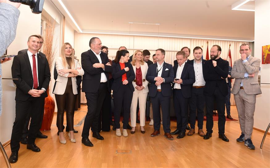 Das SPÖ-Landesteam rund um Hans Peter Doskozil. Derzeit laufen die Vier-Augen-Gespräche mit den Spitzen von FPÖ, ÖVP und Grünen. Am Samstag kommt die SPÖ zur internen Klausur zusammen.