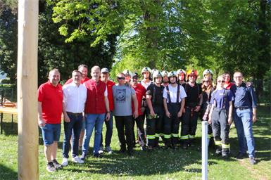 Das SPÖ-Team rund um Vizebürgermeister Nikolaus Dominkovits mit der Feuerwehr Oberpullendorf beim Maibaumaufstellen.