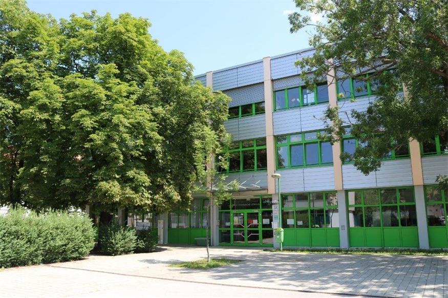 Das Schulzentrum Frauenkirchen wurde nach einem sicherheitsrelevanten Hinweis evakuiert.