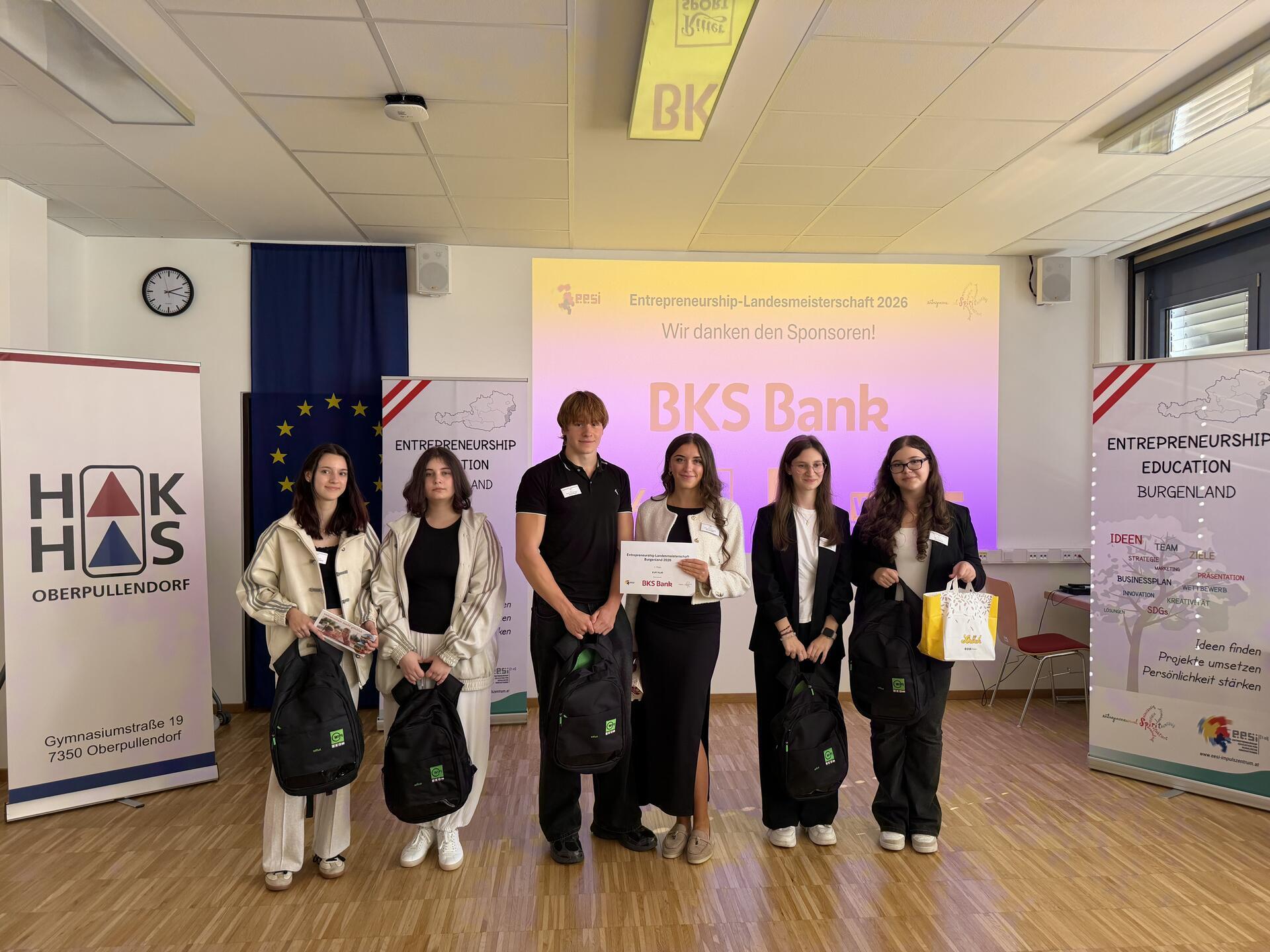 Das Siegerteam Hannah Pribyl und Til Traudtner (Mitte) mit Larissa Wieser und Alba Krasniqi von der HLP Oberwart (rechts) sowie Kristin Kniedl und Magdalena Magdics von der Ecole Güssing (links).