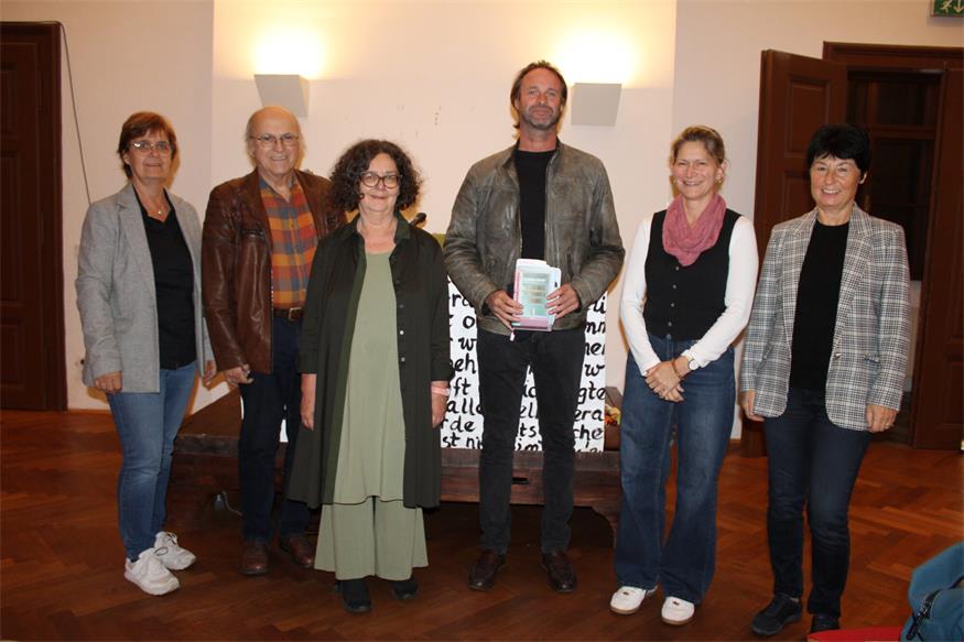 Das Team der Bibliothek Lockenhaus mit Barbara Loibl, Emmerich Gager, Christiane Schnalzer, Birgit Vlasich und Denise Nuschy freute sich Clemens Berger in Lockenhaus willkommen heißen zu dürfen. Foto: Grabner