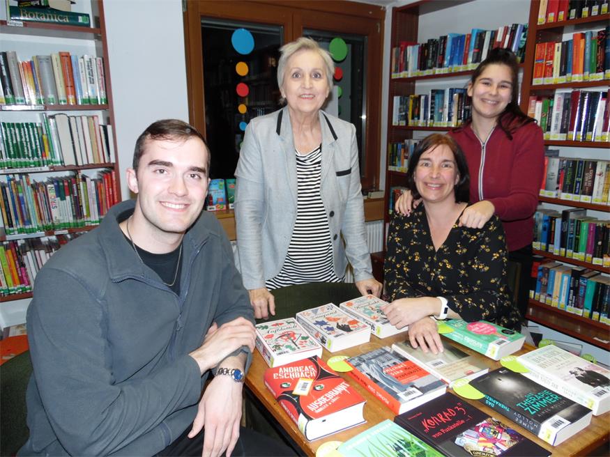 Das Team der Bücherei Mönchhof: Marshall Bender, Eleonore Gross, Karina und Denise Schmidt