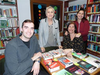 Das Team der Bücherei Mönchhof: Marshall Bender, Eleonore Gross, Karina und Denise Schmidt