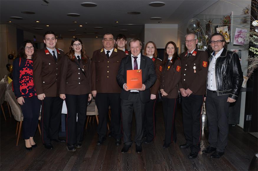 Das Team der Feuerwehr Neufeld um Kommandant Martin Mittnecker und Abschnittskommandant Franz Nechansky bedankte sich beim Ortschef für die gute Zusammenarbeit.
