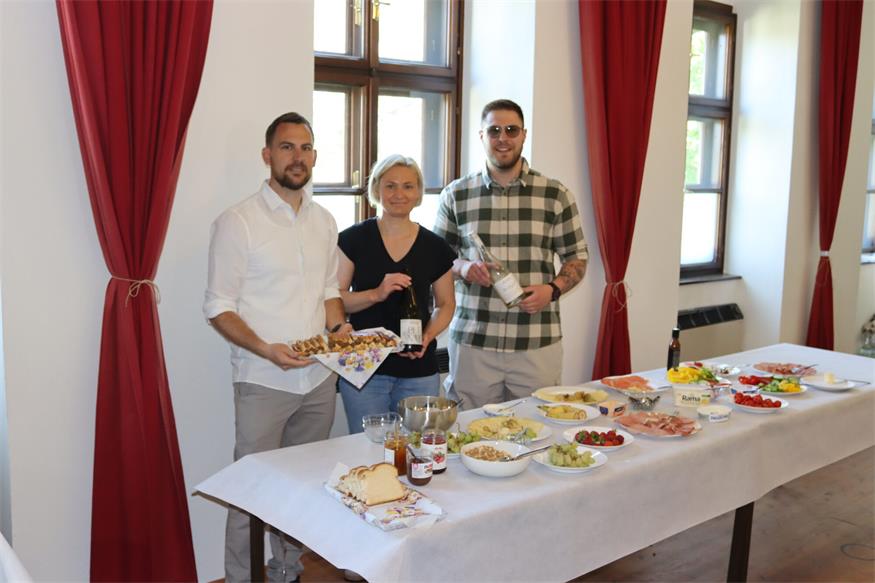 Das Team der ÖVP mit Manfred Niemandsfreund, Barbara Werkovits und Tobias Heißler kredenzte Köstliches für die Frauen und Mütter. 