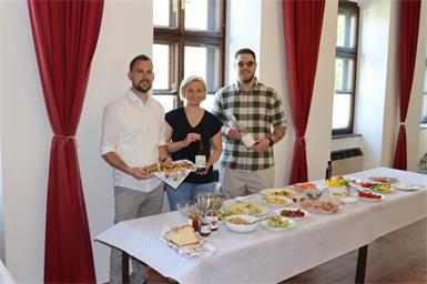 Das Team der ÖVP mit Manfred Niemandsfreund, Barbara Werkovits und Tobias Heißler kredenzte Köstliches für die Frauen und Mütter. 