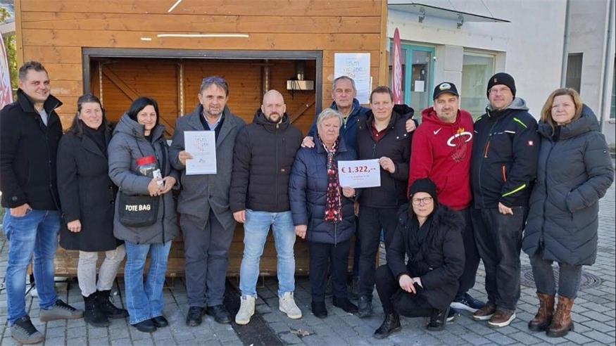 Das Team der SPÖ Rohrbach rund um Bürgermeister Günter Schmidt (7. v. l.) und Vizebürgermeisterin Waltraud Gartner (6. v. l.) sammelte beim Charity-Punschstand Spenden für das Kinderhospiz Netz. Unterstützung erhielten sie vom „Mitten ins Herz“-Team mit Sabine Schefberger (3. v. l.), die ebenfalls regelmäßig für das Kinderhospiz Spenden sammeln. 