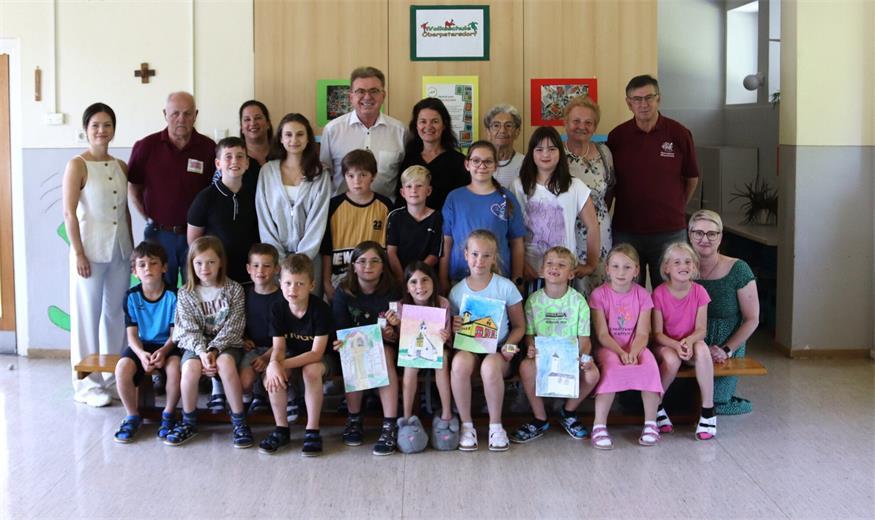 Das Team der Schule mit Direktorin Angelika Hallwachs und Lehrerin Natalie Weber, Obmann Werner Schöll, Otto Niemandsfreund und Margarete Fischer-Pochtler vom Mittelburgenländischen Briefmarkensammlerverein, Schulqualitätsmanagerin Christina Schlaffer sowie Vertreter des Elternvereins und des Petersklubs bedankten sich bei den Schülerinnen und Schülern für ihr Engagement. 