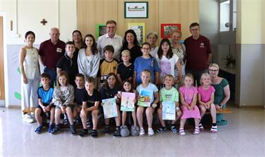 Das Team der Schule mit Direktorin Angelika Hallwachs und Lehrerin Natalie Weber, Obmann Werner Schöll, Otto Niemandsfreund und Margarete Fischer-Pochtler vom Mittelburgenländischen Briefmarkensammlerverein, Schulqualitätsmanagerin Christina Schlaffer sowie Vertreter des Elternvereins und des Petersklubs bedankten sich bei den Schülerinnen und Schülern für ihr Engagement. 