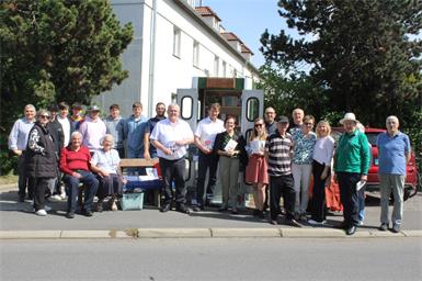 Das Team der Stadtbibliothek konnte zur Eröffnung der dritten Bücherzelle Gemeindevertreter rund um Bürgermeister Johann Heisz und Vize Niki Dominkovits, Schüler von der Holzgruppe der Polytechnischen Schule mit Direktor Reinhardt Magedler und Lehrer Bertram Pazman, die unter ihrem Lehrer die handwerkliche Umsetzung übernommen hatten, Autorin Jennifer Böhm sowie weitere Buchfreunde willkommen heißen.