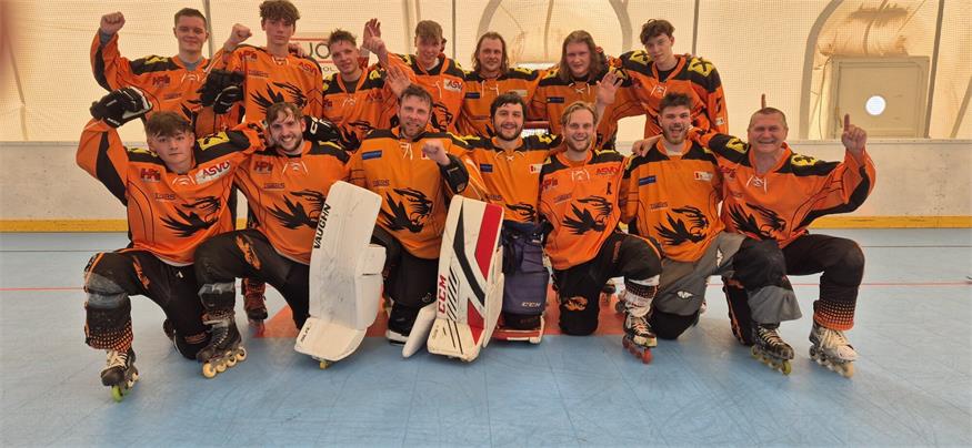 Das Team der Stegersbach Tigers startete erfolgreich in die Saison: Donat Szalai, Adam Janisch, Thorsten Resch, Marco Kneissl, Stefan Gschiel, Marcel Gschiel, David Hermann (hinten, v.l.) sowie Pascal Reiter, Robin Gotthardt, Matthias Rainer, Daniel Brunner, Rudolf Gradinger, Gergö Zelevics und Franz Oswald (vorne, v.l.). 