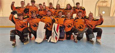 Das Team der Stegersbach Tigers startete erfolgreich in die Saison: Donat Szalai, Adam Janisch, Thorsten Resch, Marco Kneissl, Stefan Gschiel, Marcel Gschiel, David Hermann (hinten, v.l.) sowie Pascal Reiter, Robin Gotthardt, Matthias Rainer, Daniel Brunner, Rudolf Gradinger, Gergö Zelevics und Franz Oswald (vorne, v.l.). 