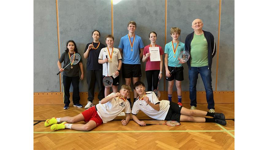 Das Team der Unterstufe mit Lehrer Alfred Liebmann (r.) erreichte den Vize-Landesmeistertitel. Foto: BRG