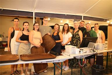 Das Team des Dorfzentrums rund um Romana Holler (4.v.r.) hatte zahlreiche Köstlichkeiten für die Gäste vorbereitet.