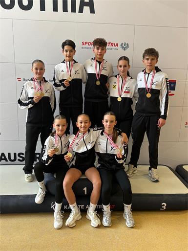 Das Team des LZ Burgenland, bestehend aus Youngsters des Frieways Karateklubs und des PSV Eisenstadt, bei der Österreichischen Meisterschaft in Bruck: Elena Treun, Deodat Varga, Cornelius Kargl, Tamara Lehner, Emil Zadina (hinten, v.l.) sowie Mila Winter, Tiara Steindl und Sophie Strodl (vorne, v.l.).