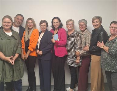 Das Team rund um Petra Rosner freute sich über den Besuch von Doris Schmidauer und Julia Doskozil. Auch AMS-Landegeschäftsführerin Helene Sengstbratl, Markus Plattner, Geschäftstellenleiter des AMS Mattersburg, Obfrau Ulrike Kitzinger, Obfraustellvertreterin Claudia Schlager waren mit dabei. 