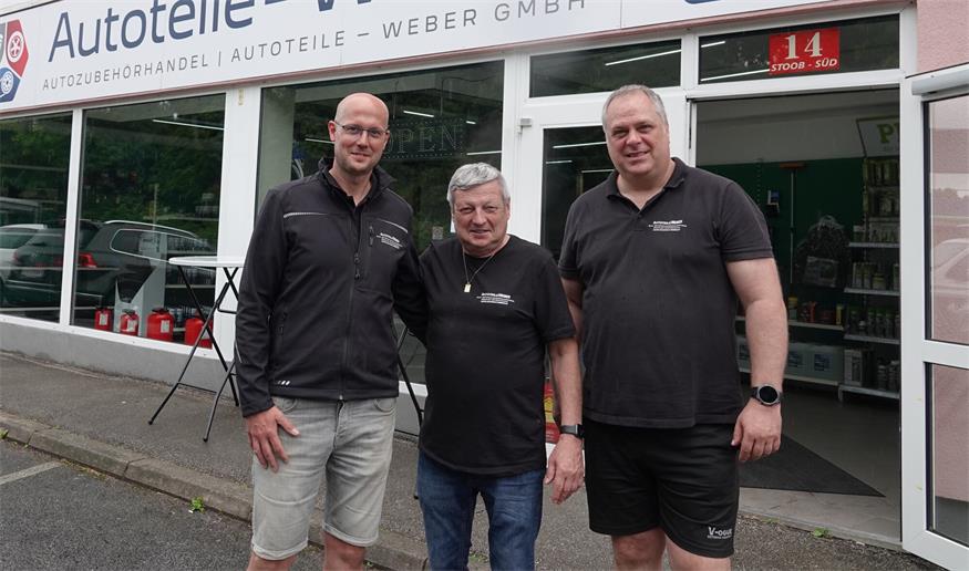 Das Team von Autoteile Weber, bestehend aus den beiden Geschäftsführern Georg Weber jun., Georg Weber sen., und Uwe Hauer, hat sich in der neuen Filiale bestens eingelebt.
