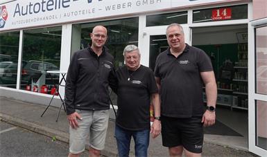 Das Team von Autoteile Weber, bestehend aus den beiden Geschäftsführern Georg Weber jun., Georg Weber sen., und Uwe Hauer, hat sich in der neuen Filiale bestens eingelebt.