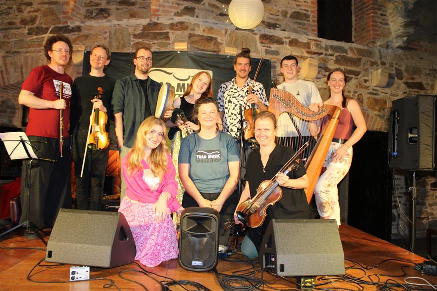 Das Trad Music Team und die Lehrenden - Josie Duncan, Antonia Wernig, Klara Dangl, Thomas Blazek, Adam Sutherland, Felix Morgenstern, Muireann Ní Shé , Paul Dangl, Stephen Kennedy und Martina Leutschacher luden zum Konzert.