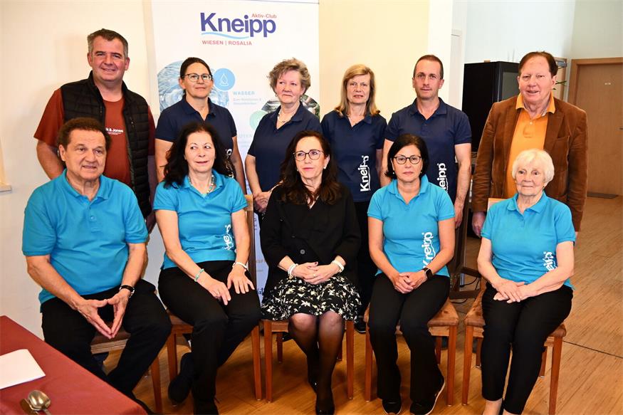 Das Vorstandsteam: Vorsitzende Maria Fiebrich, Stellvertreterin Ulrike Kremser, Kassierin Christine Murnberger, Schriftführer Hans Fiebrich. stehend: Vizebgm. Christoph Ramhofer, Christine Treitl, Elisabeth Nussbaumer, Melitta Tiess, Thomas Prokop, Bürgermeister Matthias Weghofer.
