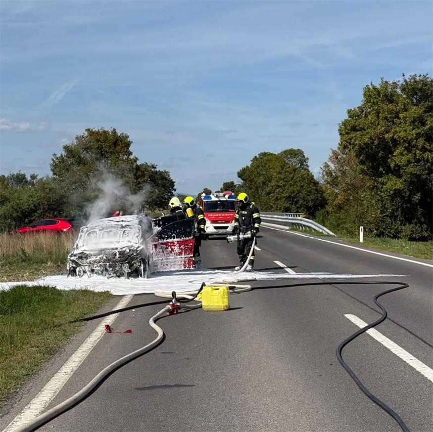 Das brennende Auto stand am Straßenrand, es wurde mit Schaum gelöscht.