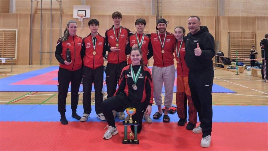 Das erfolgreiche Team des ASVÖ KBC Rohrbach bei der offenen Steirischen Landesmeisterschaft 2026 in Gleinstätten – sieben Gold- und drei Silbermedaillen für die Nachwuchstalente aus dem Burgenland. 