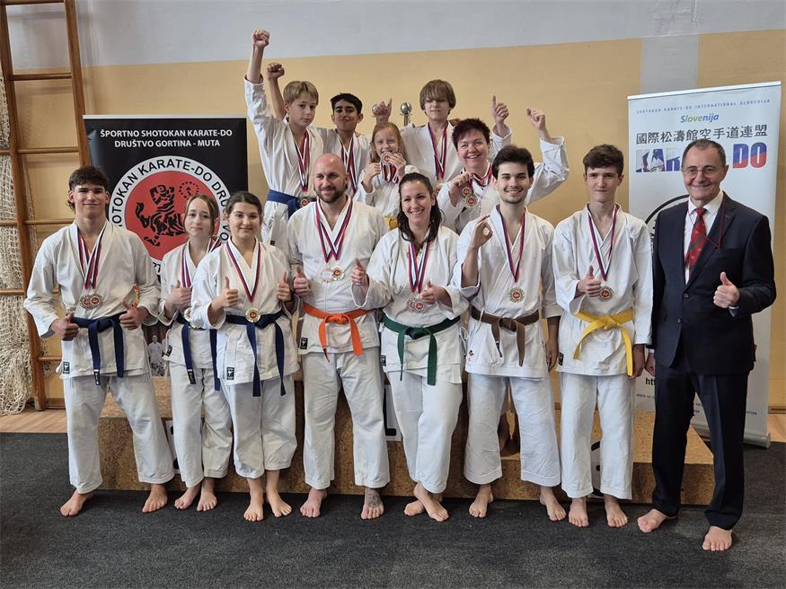 Das erfolgreiche Team des Union Shotokan Karate Do Oberpullendorf um Manuel Mock, Sophia Prohaska, Rebecca Herz, Elias Prohaska, Michael Frühwirth, Zalan Andrasi, Laura Frühwirth, Anett Sebestyén, Teo Miljanovic, Ruth Harter, Inas Hercegovac, Armin Toth und Trainer Herbert Schmall (v.l.). 
