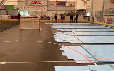 Das gesamte Spielfeld in der Halle musste abgebaut und gesäubert werden. An ein Spielwochenende ist aktuell noch nicht zu denken.