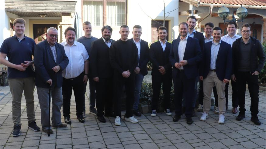 Das neu gewählte Team der JVP sowie einige Gratulanten, allen voran ÖVP-Landesparteivorsitzender Christian Sagartz (6. v. r.): Daniel Heintz (Landesobmann der JVP), Helmut Schreiter, Gemeinderat Josef Plesskott, JVP-Bezirksobmann Jan Gerdenitsch, Gemeindevorstand Dominik Strümpf, Faton Vokshi, Max Hannak, Niki Tschirk (Obmann-Stellvertreter der JVP Neudörfl), Christian Sagartz, Mario Redl (Obmann der JVP Neudörfl), Michael Piribauer, Wolf Steinhäusl (Landesgeschäftsführer der JVP), Jakob Piribauer und Benjamin Döller. 