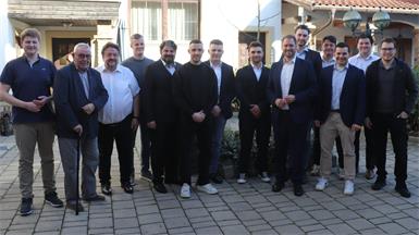 Das neu gewählte Team der JVP sowie einige Gratulanten, allen voran ÖVP-Landesparteivorsitzender Christian Sagartz (6. v. r.): Daniel Heintz (Landesobmann der JVP), Helmut Schreiter, Gemeinderat Josef Plesskott, JVP-Bezirksobmann Jan Gerdenitsch, Gemeindevorstand Dominik Strümpf, Faton Vokshi, Max Hannak, Niki Tschirk (Obmann-Stellvertreter der JVP Neudörfl), Christian Sagartz, Mario Redl (Obmann der JVP Neudörfl), Michael Piribauer, Wolf Steinhäusl (Landesgeschäftsführer der JVP), Jakob Piribauer und Benjamin Döller. 