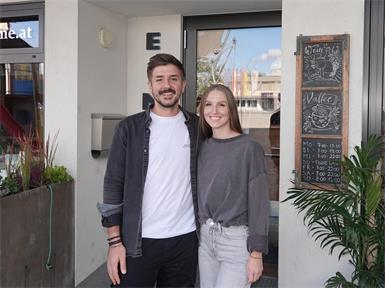Das neue Power-Duo am Hauptplatz: Rainer Haspel bringt gemeinsam mit seiner Lebensgefährtin Regi frischen Wind ins legendäre Café Michl by Raha und freut sich auf jede Menge treue und neue Gäste.