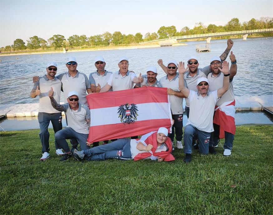 Das österreichische Team jubelt über den Titel.